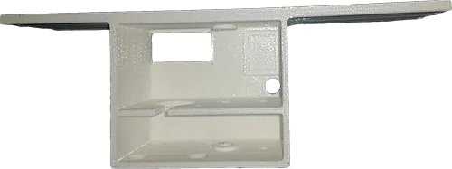 3D-tulostettu uunipellin vetolaitteen runkolaatikko. Laatikossa läpiviennit johdoille ja akseleille.