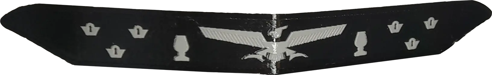 Kaksivärisenä tulostettu auton keulamerkki hajonneen tilalle. Merkki mallinnettu jäljittelemään alkuperäistä.