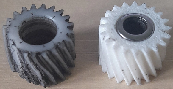 Sähköpyörän laakeroitu hammaspyörä. Vasemmalla hajonnut alkuperäinen osa ja oikealla tilalle tulostettu osa. Materiaalina vääntöä ja kuumuutta kestävä nailon.