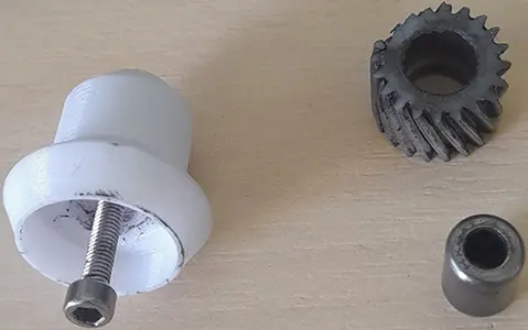 Alkuperäisen hammaspyörän laakeri irrotettiin saatavuusongelmien takia uusiokäyttöä varten. Irrotusta varten valmistettiin ulosvedin.